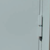 Фото петли двупольной двери с фрамугой