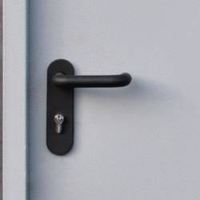 Фурнитура одностворчатой двери с рисунком