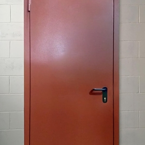 Окрашенная дверь на складе