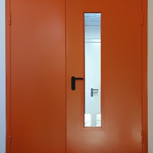 Оранжевая дверь со стеклом