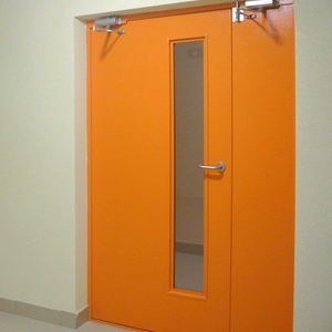 Оранжевая остекленная дверь