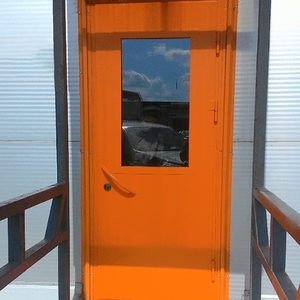 Оранжевая техническая дверь