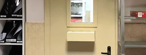 Остекленная дверь с выдвижным лотком