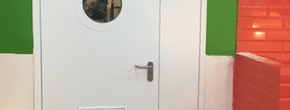 Остекленная дверь со встроенным узлом