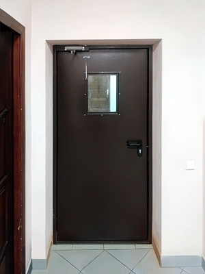 Остекленная дверь в жилом доме