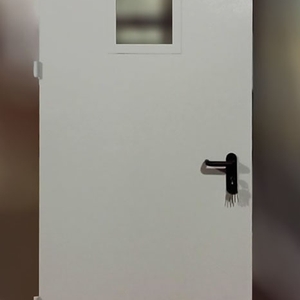 Дверь с небольшим прямоугольным стеклопакетом 