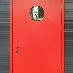 Красная дверь с круглым стеклопакетом