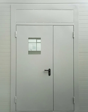 Двустворчатая дверь с верхней вставкой