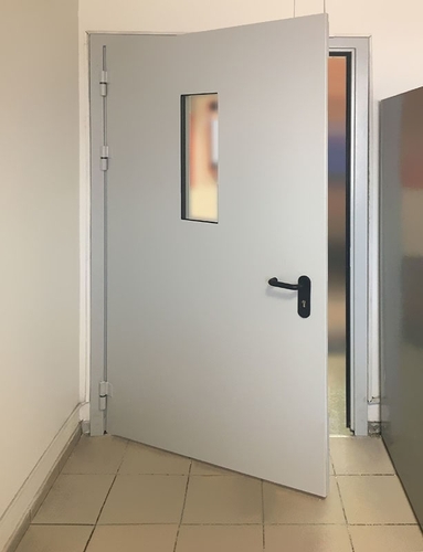 Широкая остекленная дверь