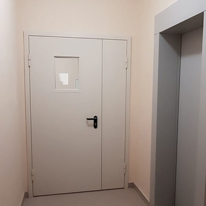 Дверь в лифтовом холле