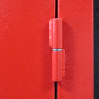 Фото петель на огнестойкой красной двери