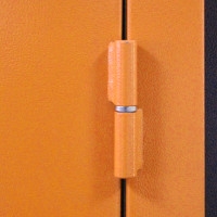 Фото петель на оранжевой пожарной двери