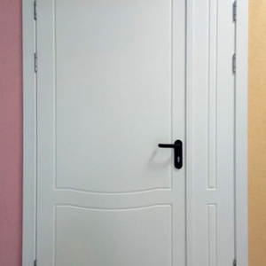 Полуторная белая дверь с МДФ