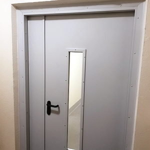 Полуторная дверь с узким стеклом