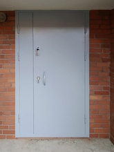 Техническая дверь в промышленном здании