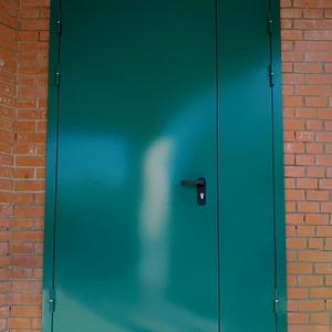 Полуторная зеленая дверь