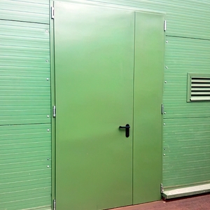 Полуторная зеленая дверь, внешняя сторона