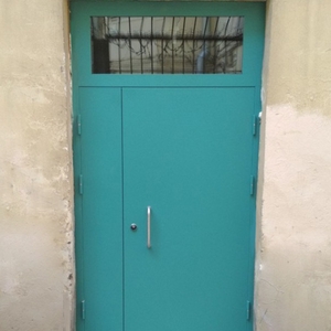 Полуторопольная дверь с фрамугой