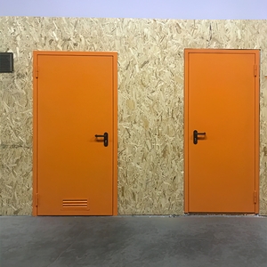 Противопожарные двери оранжевого цвета