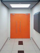Распашная окрашенная дверь