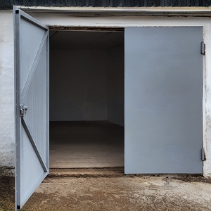 Серые стальные ворота