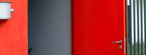 Стальная дверь с покраской в красный цвет