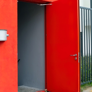 Стальная дверь с покраской в красный цвет
