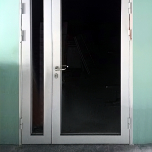 Светопрозрачная полуторная дверь