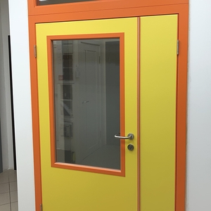 Желтая дверь со стеклом, оранжевые наличники