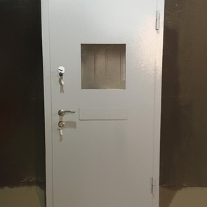 Дверь со стеклом и выдвижным лотком