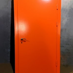 Оранжевая дверь для техпомещений