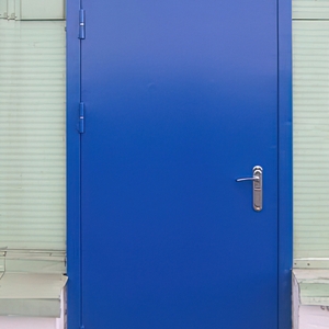 Уличная техническая дверь синего цвета