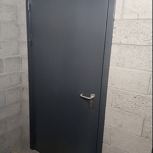 Темно-серая огнестойкая дверь