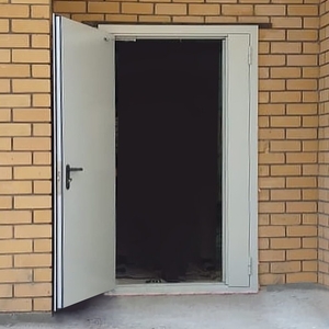Установленная двустворчатая дверь
