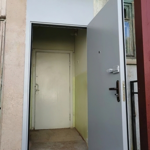 Входная дверь с верхней вставкой