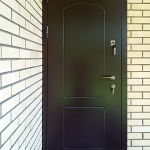 Входная дверь в частном доме