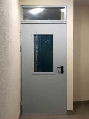 Внешняя сторона двери с фрамугой