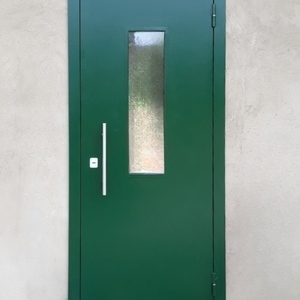 Зеленая дверь с окном