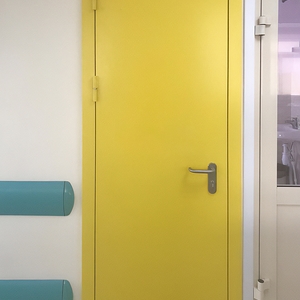 Желтая однопольная дверь