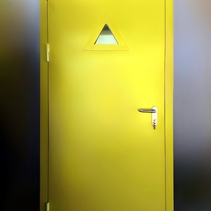 Жёлтая дверь с небольшим окном