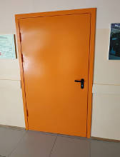 Дверь оранжевого цвета