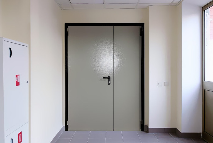 Дверь в офисном здании