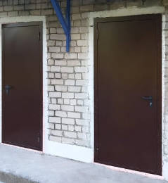 Двери с коричневой покраской