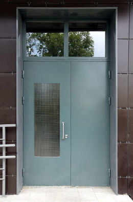 Двупольная дверь с армированным стеклом