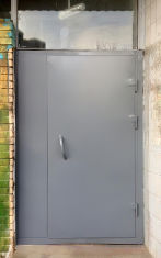 Металлическая дверь с боковой вставкой