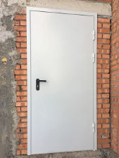 Однопольная дверь снаружи