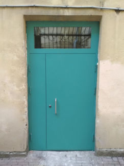 Полуторопольная дверь с фрамугой